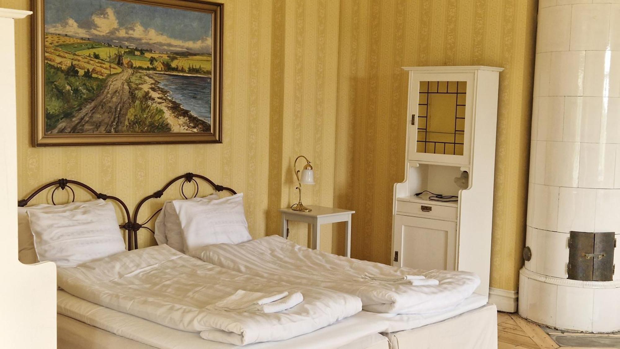 Naeaes Slott Guest House Floda  Exterior photo