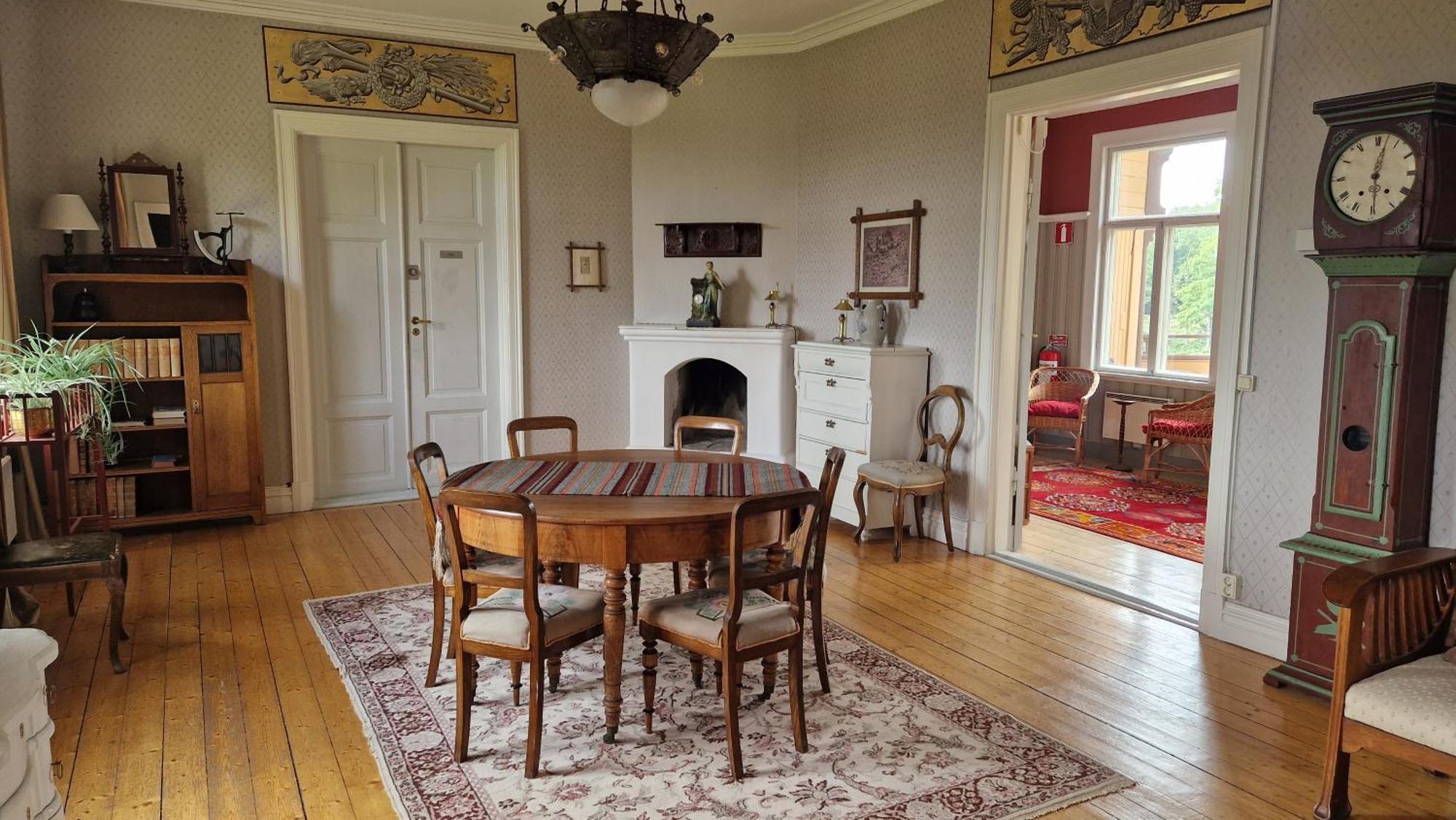 Naeaes Slott Guest House Floda  Exterior photo